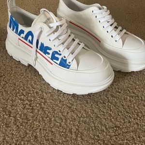 The shoes are almost new, only one time were it!